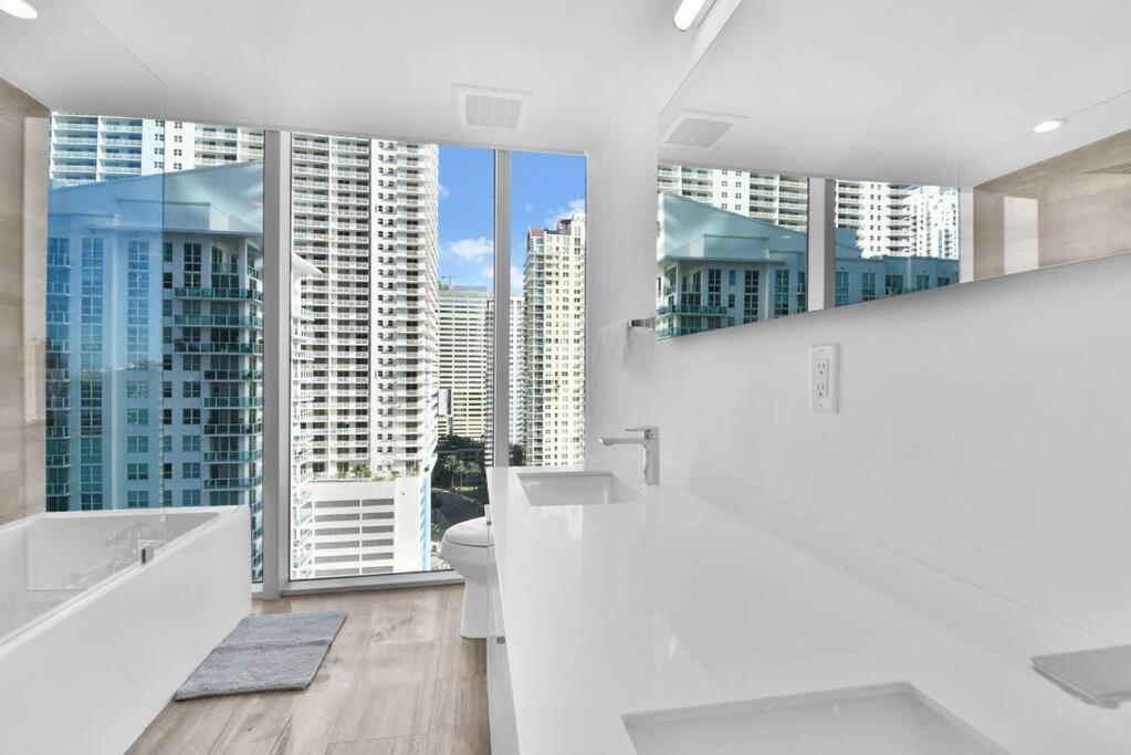 Lovely Upscale Condo Gorgeous View 2Bd 2Bath In Brickell ไมอามี ภายนอก รูปภาพ